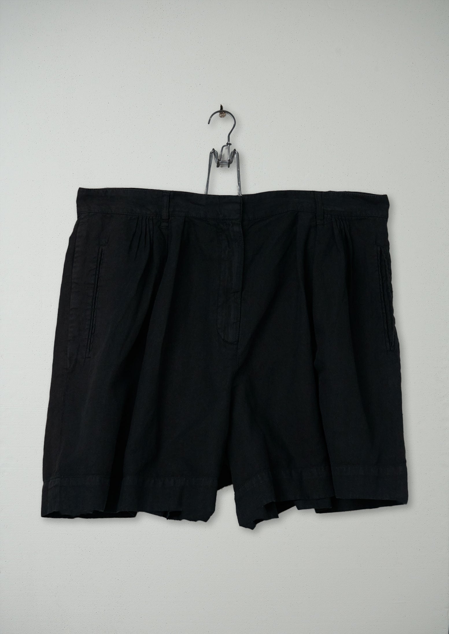 Reworn Pleat Front Shorts Size 18 (631) | Coal